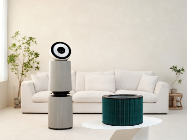 2025년형 LG 공기청정기 제품 및 정품 필터. [사진=LG전자 제공]