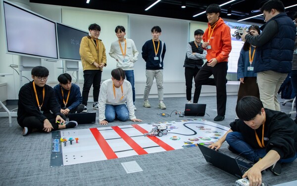 삼성청년SW아카데미(SSAFY) 교육생들이 생성형 AI, 로봇 관련 협업 프로젝트를 진행하고 있다.[사진=삼성전자]