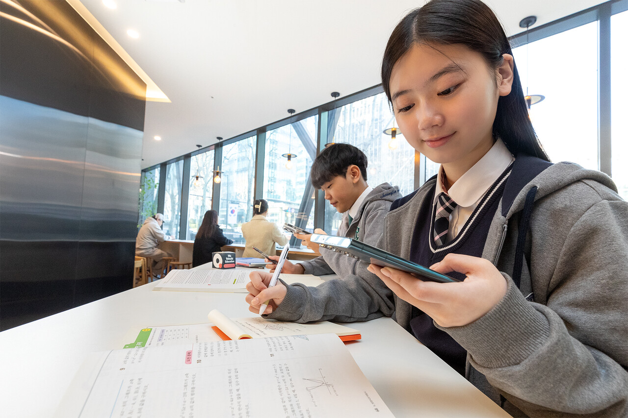 KT가 인공지능(AI) 학습 플랫폼 '콴다' 구독 서비스 2종을 선보인다. [사진=KT]