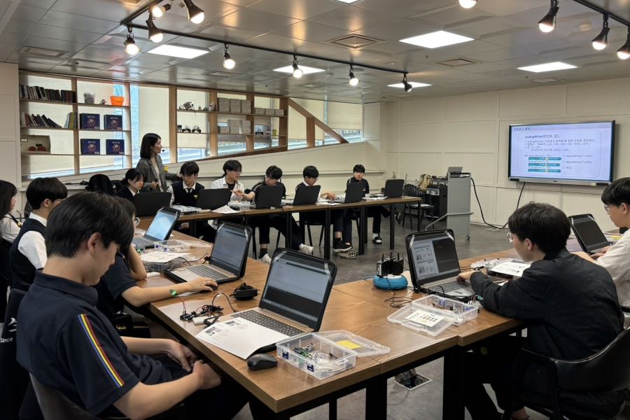 분당판교청소년수련관에서 낙생고등학교 코딩 동아리 학생들이 웹젠의 ‘SW메이킹 프로젝트’에 참여하고 있다. [사진=웹젠]