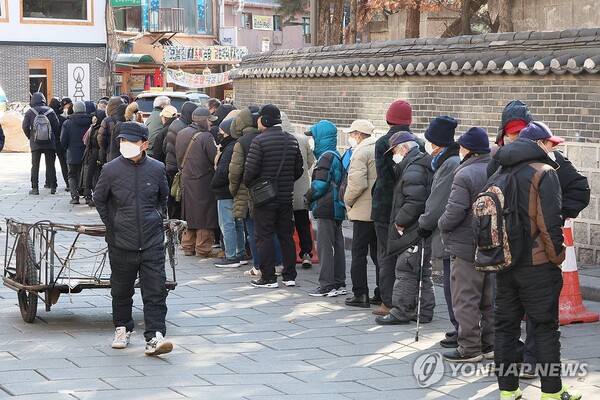 지난 3일 서울 종로구 탑골공원 원각사 노인무료급식소 앞에 어르신들이 점심식사를 위해 줄지어 서 있다. [사진=연합뉴스]