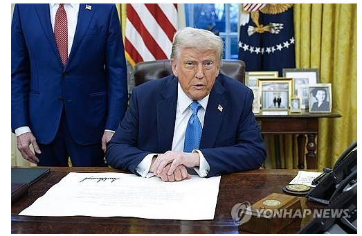 도널드 트럼프 미국 대통령이 캐나다와 멕시코 중국에 대해 관세를 부과하는 내용의 행정명령에 서명하고 있다.[사진=UPI/연합뉴스]