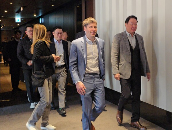 4일 샘 올트먼 오픈AI CEO가 최태원 SK그룹 회장과 회동을 마치고 나오고 있다. [사진=연합뉴스]