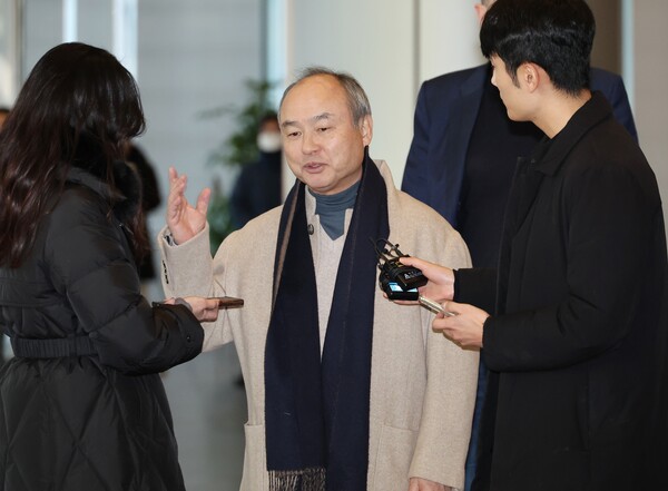 손정의 일본 소프트뱅크 회장이 4일 오후 삼성전자 서울 서초 사옥을 방문해 취재진의 질문에 답하고 있다. [사진=연합뉴스]