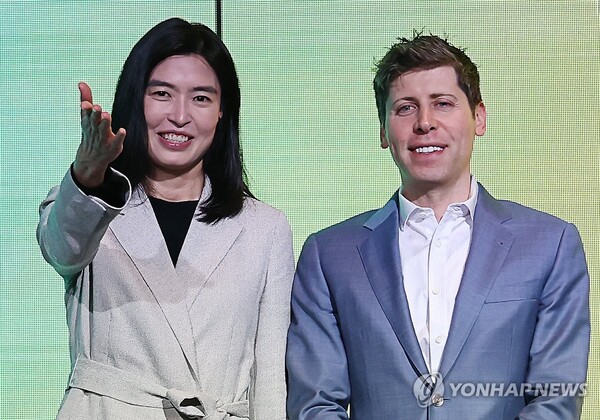 정신아 카카오 대표(왼쪽)가 지난 4일 서울 중구 더 플라자 호텔 서울에서 열린 기자간담회에서 샘 올트먼 오픈AI CEO와 기념촬영하고 있다. [사진=연합뉴스]