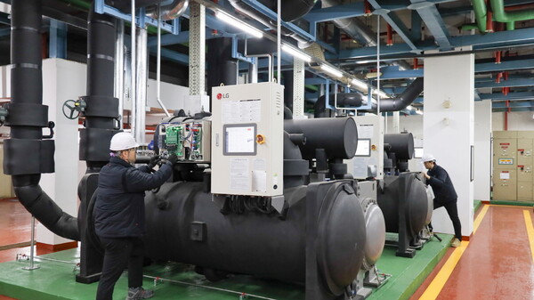 LG전자 하이엠솔루텍 엔지니어들이 LG무급유 칠러 제품을 점검하고 있다. [사진=하이엠솔루텍]
