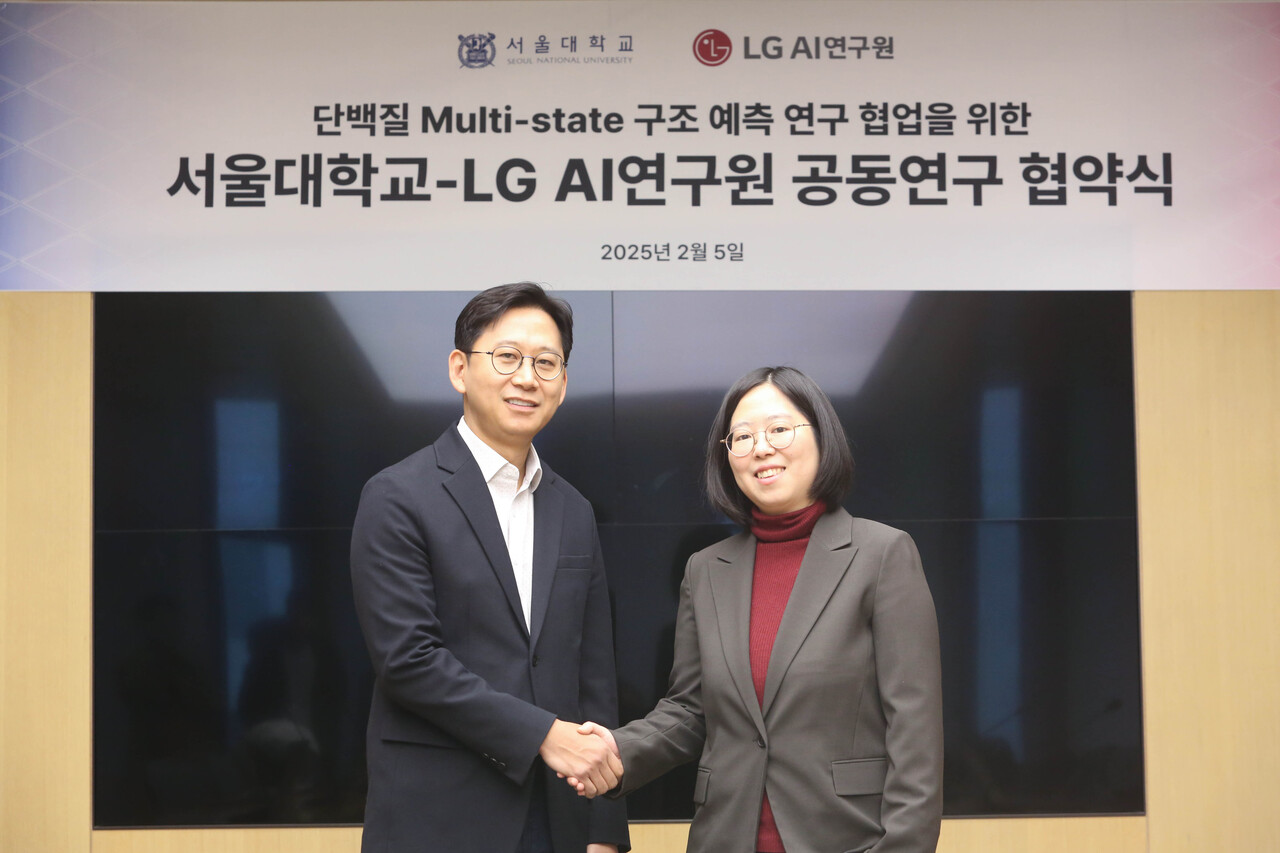 지난 5일 서울 강서구 마곡 LG사이언스파크 글로벌라운지에서  배경훈 LG AI연구원장(사진 왼쪽)과 백민경 서울대 교수(사진 오른쪽)가 사진 촬영을 하고 있다. [사진=LG]