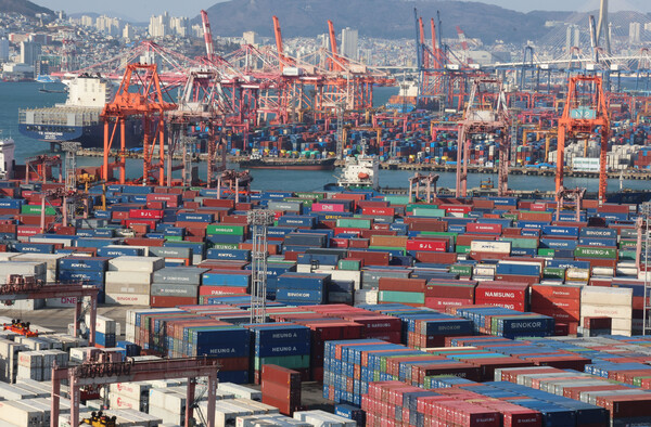 부산항 신선대·감만·신감만부두에 수출입 화물이 쌓여있는 모습. [사진=연합뉴스]