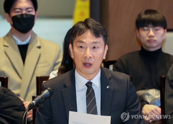 이복현 금융감독원장이 6일 서울 여의도 한국거래소에서 열린 한국증시 활성화를 위한 열린토론회에서 발언하고 있다. [사진=연합뉴스]