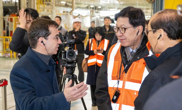 스테판 드블레즈 르노코리아 사장(사진 왼쪽)이 7일 르노코리아 부산공장에 방문한 박형준 부산시장과 대화를 나누고 있다. [사진=르노코리아]