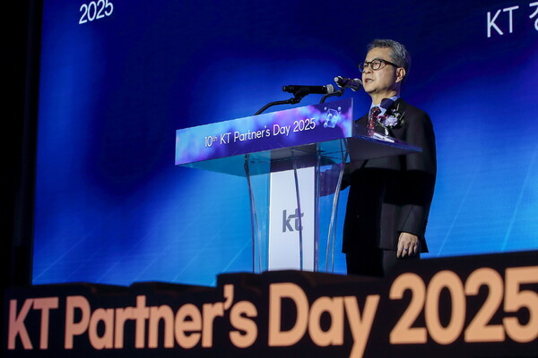 지난 7일 서울 송파구 소피텔 앰배서더에서 개최된 제10회 KT 파트너스데이 2025에서 KT 경영지원부문장 임현규 부사장이 인사말을 전하고 있다. [사진=KT]