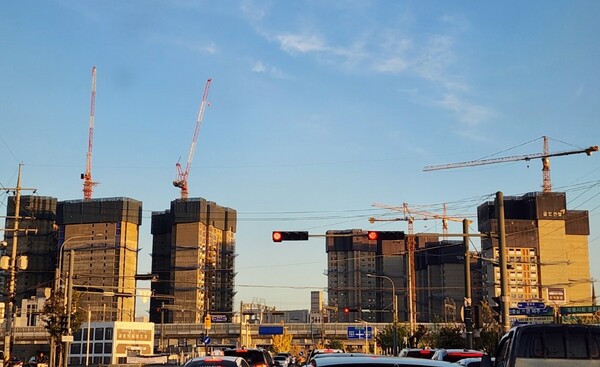 10일 직방이 국토교통부 아파트 실거래가격을 분석한 결과 2025년 1월 거래 중 전국 44.9%는 종전 거래가격과 비교해 낮은 가격에 거래된 것으로 집계됐다. [사진=뉴스퀘스트]