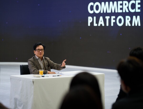 CJ그룹 이재현 회장이 지난 7일 서울 서초구 CJ온스타일 본사에서 직원들을 만나 격려하고 있다. [사진=CJ그룹]