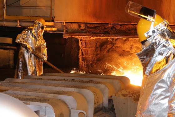 도널드 트럼프 미국 대통령(78)이 철강·알루미늄 관세를 인상하다고 밝히며 관련 국내 기업들의 시름이 더욱 짙어질 전망이다. 사진은 포항제철소 내부에서 작업에 한창인 직원들의 모습. [사진=포스코]