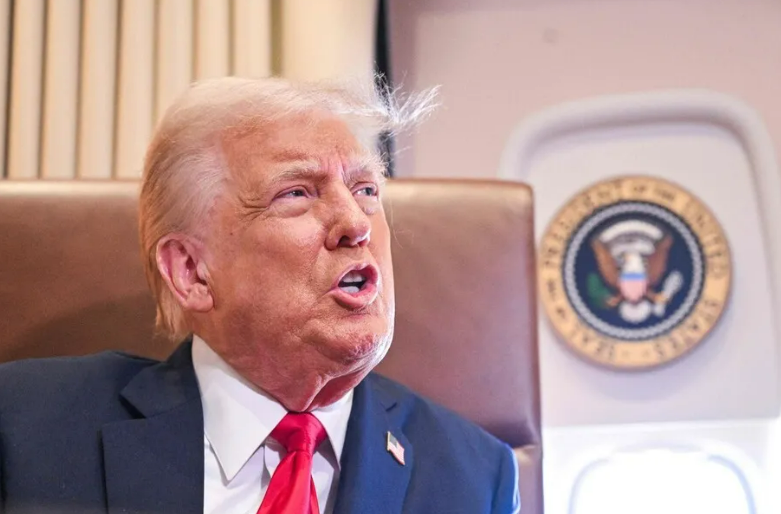 도널드 트럼프 미국 대통령이 9일 플로리다주 웨스트 팜비치의 팜비치 국제공항에서 에어포스원에 탑승한 채 멕시코만의 명칭을 ‘아메리카만’으로 변경하는 선언문에 서명하기 전 언론과 대화하고 있다. [사진=AFP 연합뉴스]