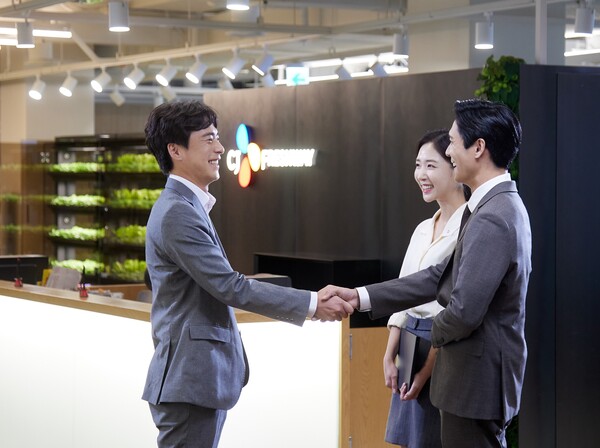 CJ프레시웨이와 외식 고객사 담당자가 미팅을 히고 있다. [사진=CJ프레시웨이]