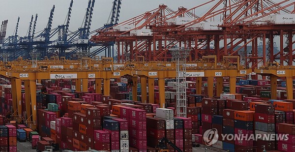 부산 강서구 부산항 신항 부두 야적장에 쌓여 있는 컨테이너. [자료사진=연합뉴스]