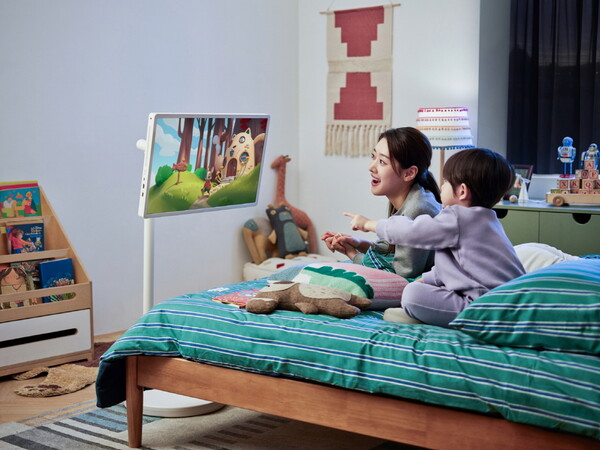 사진은 LG전자가 최근 출시한 'LG 스탠바이미 2'를 사용하고 있는 모습 [사진=LG전자]