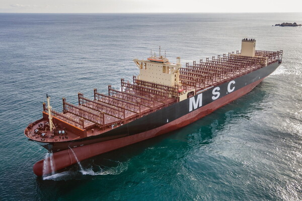 HD한국조선해양이 지난 2024년 건조해 인도한 초대형 LNG 이중연료추진 컨테이너 운반선의 시운전 모습 [사진=HD한국조선해양]