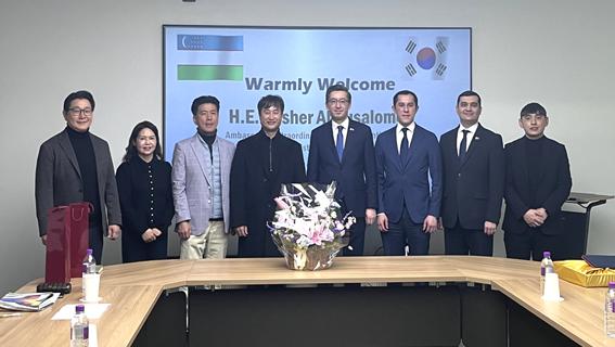 (사진 좌측부터) 이지스 글로벌 부문 이광세 이사, 박미영 이사, 신상식 이사, 김성호 대표, 우즈베키스탄 알리셰르 압두살로모프 (Alisher Abdusalomov) 주한 대사, 루훌로 지크릴라예프 (Rukhullo Zikrillaev) 주한 우즈베키스탄 대사관 참사관/대사관 경제무역부장, 샤흐조드 쿠르바노브 (Shakhzod Kurbanov) 주한 우즈베키스탄 대사관 1등 서기관, 이지스 글로벌 부문 베크조드 글로벌 팀 대리가 이지스 본사(대구) 대회의실에서 기념촬영을 하고 있다. [사진=이지스]