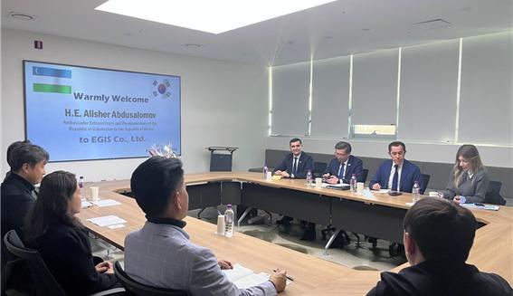 우즈베키스탄 대사와 이지스 김성호 대표가 참석하여 우즈베키스탄 관련기관 협력 지원에 대해 자유토의를 하고 있다. [사진=이지스] 
