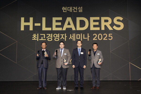 ‘2025 H-Leaders 최고경영자 세미나’에서 현대건설 이한우 대표이사(사진 오른쪽에서 2번째)와 공정(일우건설)·품질(웅진개발)·안전(신원이엔지개발) 분야 최우수 협력사 대표들이 시상식 후 기념 촬영을 진행하고 있다. [사진=현대건설]