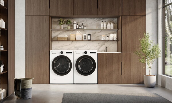 LG전자 히트펌프 건조기(사진 오른쪽. 모델명: DLHC5502)가 세탁기와 병렬로 설치된 모습 [사진=LG전자]