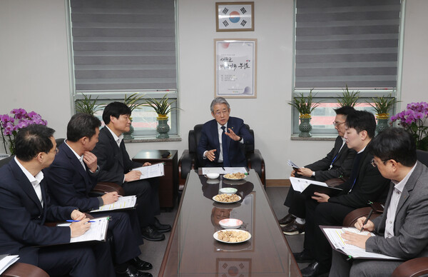 농협중앙회 강호동 회장(가운데)이 지난 12일 농협홍삼을 방문, 임직원을 격려했다. [사진=농협홍삼 제공]