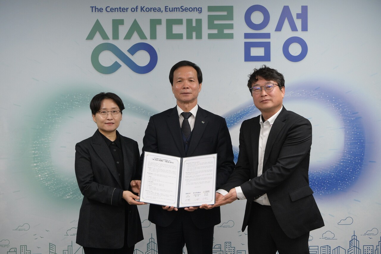  (왼쪽부터) 와플랫 황선영 대표, 음성군 조병옥 군수, 음성군통합돌봄지원센터 이영민 센터장이 협약식을 마치고 기념촬영을 하고 있다. [사진=NHN]