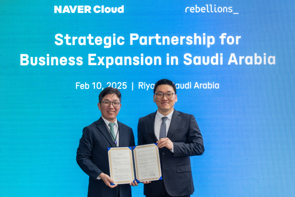 네이버클라우드와 리벨리온이 사우디아라비아 소버린 AI 구축을 위한 MOU를 체결했다. (사진 왼쪽부터) 김유원 네이버클라우드 대표와 박성현 리벨리온 대표가 업무협약 체결 기념 촬영을 하고 있다. [사진=네이버클라우드]