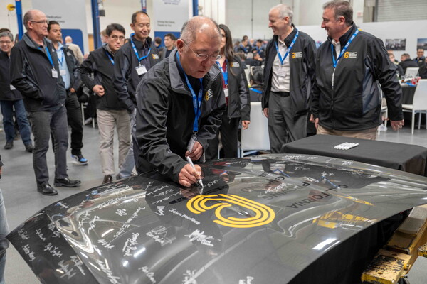 정의선 회장이 행사 참석자들과 함께 기념 사인을 하는 모습. [사진=현대자동차그룹]