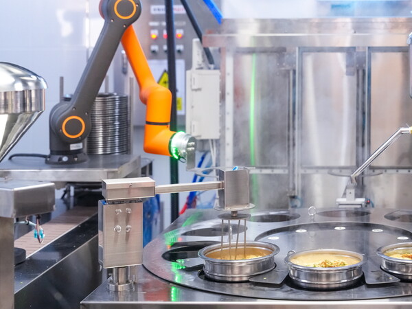 논공휴게소(광주방향)에 설치된 한화로보틱스의 조리로봇이 조리된 돈가스를 접시에 담고 있다. [사진=한화로보틱스]