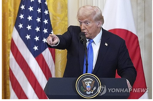 트럼프 미국 대통령은 15일 SNS 트루스소셜을 통해 '부가가치세 운영 국가들을 대미관세 국가와 비슷하게 여길 것'이라고 밝혔다.[사진=AP/연합뉴스]