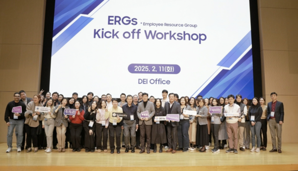 삼성전자가 11일 수원 디지털시티에서 조시정 DX(디바이스경험)부문 피플팀장 부사장과 임직원 60여명이 참석한 가운데 국내 ERG 발대식을 열었다. [사진=삼성전자]