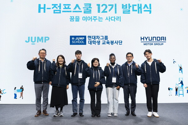 H-점프스쿨 12기 발대식에 참석한 주요 관계자들의 모습. (왼쪽부터) 사단법인 점프 서창범 이사장, 은초롱 대표, 최인태 대학생 교사, 장미정 공립벧엘지역아동센터장, 얀주 헬레나 대학생 교사, 현대차그룹 한석원 부사장과 이경구 멘토. [사진=현대자동차그룹]