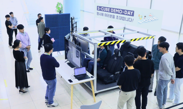 삼성전기 직원들이 스타트업 데모데이 행사를 관람하고 있다. [사진=삼성전기]