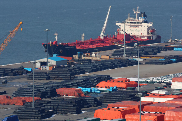 경기도 평택항에 철강 제품이 쌓여 있는 모습. [사진=연합뉴스]