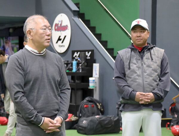 KIA 타이거즈 선수들과 코칭 스태프를 격려하고 있는 정의선 현대차그룹 회장. (사진 왼쪽부터) 정의선 회장, KIA 타이거즈 이범호 감독 [사진=현대자동차그룹]