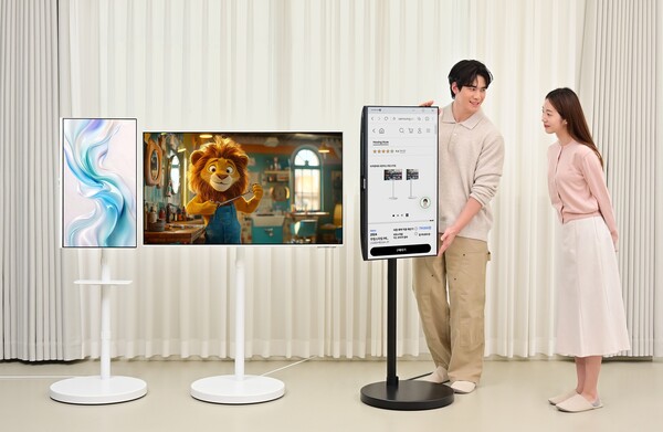 삼성전자 모델이 스마트 모니터에 무빙스탠드를 결합한 무빙스타일을 체험하고 있다. [사진=삼성전자]