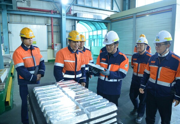 이제중 고려아연 CTO 부회장이 고려아연 온산제련소 내 인듐 공장을 찾아 생산된 제품을 확인하고 있는 모습. [사진=고려아연]