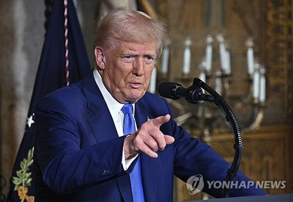 도널드 트럼프 미국 대통령이 지난 18일(현지시간) 자신의 사저인 플로리다주 팜비치의 마러라고 리조트에서 열린 기자회견에서 발언하고 있다. [사진=AP/연합뉴스]