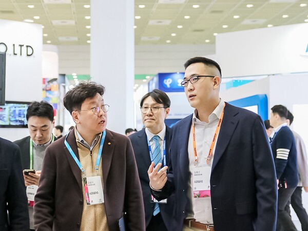 세미콘코리아 현장을 찾은 김동선 미래비전총괄 부사장(오른쪽) [사진=한화세미텍]