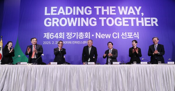 (왼쪽부터) 성래은 영원무역홀딩스 부회장, 김남구 한국투자금융지주 회장, 이웅열 코오롱 명예회장, 류진 한경협 회장, 이장한 종근당 회장, 김정수 삼양라운드스퀘어 부회장, 김창범 한경협 부회장. [사진=한경협]