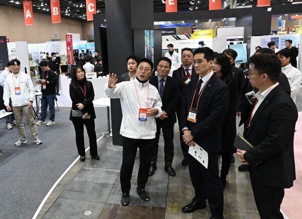 호반그룹 김대헌 기획총괄사장이 ‘2025 코리아빌드위크’ 부스를 둘러보고 있다. [사진=호반그룹]