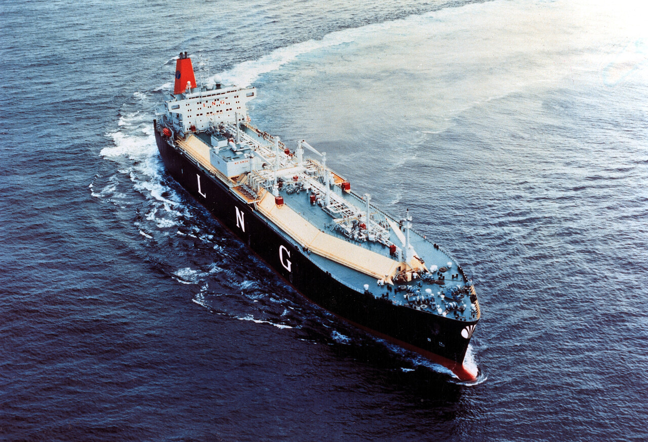 지난 1995년 한화오션이 건조한 첫 번째 LNG운반선인 '한진 평택’호 운항 모습. [사진=한화오션]