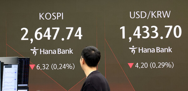 서울 중구 하나은행 딜링룸 현황판에 코스피 지수 등이 표시된 모습. [사진=연합뉴스]