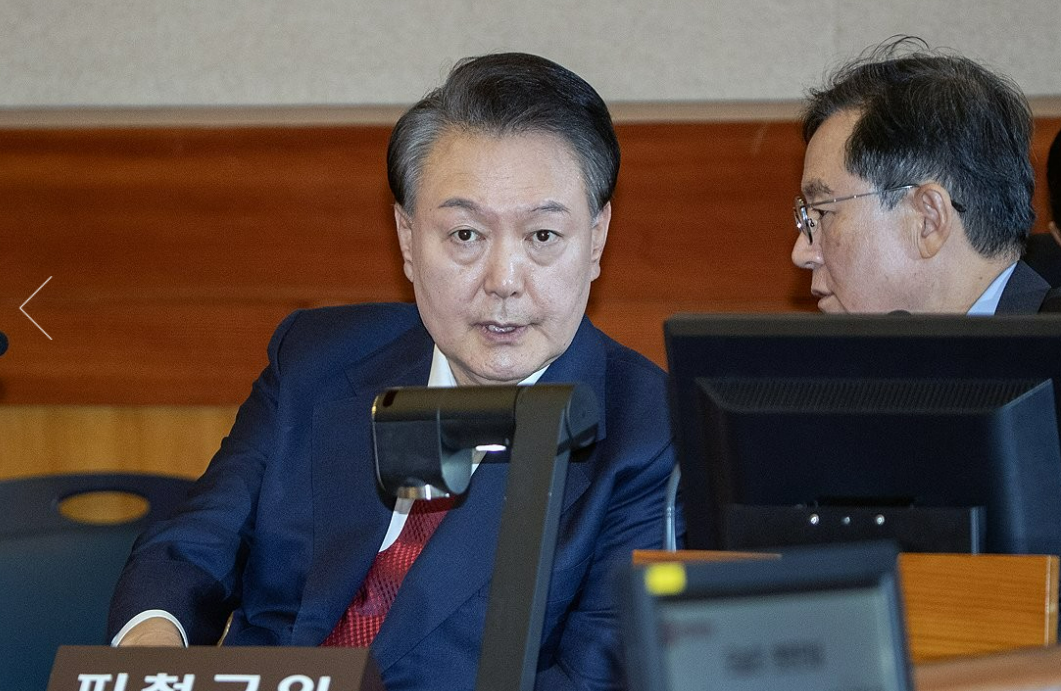 윤석열 대통령이 지난 20일 서울 종로구 헌법재판소 대심판정에서 열린 본인의 탄핵심판 10차 변론 기일에 출석해 변호인과 대화하고 있다. [사진=연합뉴스]