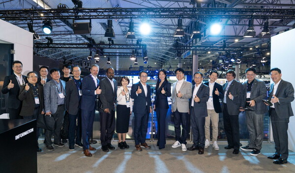 지난해 열린 'MWC 2024' 전시장에서 유영상 SK텔레콤 사장(왼쪽에서 10번째)이 슈퍼마이크로와 MOU 체결 후 기념 촬영을 하고 있다. [사진=SK텔레콤]