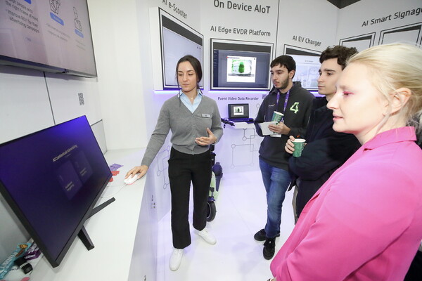 지난해 열린 MWC 2024 전시장에 마련된 KT와 나스미디어의 ‘AI 문맥 맞춤 광고 서비스’ 부스 [사진=KT]