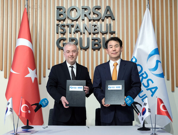 정은보 한국거래소 이사장(오른쪽)이 튀르키예 이스탄불거래소와 양해각서(MOU)를 체결한 뒤 코르크마즈 에르군 BIST CEO와 기념촬영을 하고 있다. [사진=한국거래소]